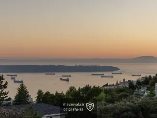 در یکی از بهترین لوکیشن‌های وست ونکوور، ویلایی کم‌نظیر با معماری مدرن و چشم‌اندازی بی‌انتها به اقیانوس آرام ارائه می‌شود. این ملک شمالی، از تمامی طبقات منظره‌ای شگفت‌انگیز، باز و بدون‌مشرف به آب‌های اقیانوس دارد و طراحی آن بر اساس جدیدترین استانداردهای اروپایی انجام شده است.  ویژگی‌های شاخص طبقات و اتاق‌ها طبقه بالا – مجموعه اتاق‌های سوییت‌مانند  تمامی اتاق‌خواب‌ها در طبقه بالا به‌صورت سوییت مستقل طراحی شده‌اند.  هر اتاق دارای حمام اختصاصی و کمد مجزا است.  چهار اتاق خواب در این ملک قرار دارد:  اتاق مستر: بز