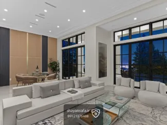 در یکی از بهترین لوکیشن‌های وست ونکوور، ویلایی کم‌نظیر با معماری مدرن و چشم‌اندازی بی‌انتها به اقیانوس آرام ارائه می‌شود. این ملک شمالی، از تمامی طبقات منظره‌ای شگفت‌انگیز، باز و بدون‌مشرف به آب‌های اقیانوس دارد و طراحی آن بر اساس جدیدترین استانداردهای اروپایی انجام شده است.  ویژگی‌های شاخص طبقات و اتاق‌ها طبقه بالا – مجموعه اتاق‌های سوییت‌مانند  تمامی اتاق‌خواب‌ها در طبقه بالا به‌صورت سوییت مستقل طراحی شده‌اند.  هر اتاق دارای حمام اختصاصی و کمد مجزا است.  چهار اتاق خواب در این ملک قرار دارد:  اتاق مستر: بز