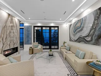 در یکی از بهترین لوکیشن‌های وست ونکوور، ویلایی کم‌نظیر با معماری مدرن و چشم‌اندازی بی‌انتها به اقیانوس آرام ارائه می‌شود. این ملک شمالی، از تمامی طبقات منظره‌ای شگفت‌انگیز، باز و بدون‌مشرف به آب‌های اقیانوس دارد و طراحی آن بر اساس جدیدترین استانداردهای اروپایی انجام شده است.  ویژگی‌های شاخص طبقات و اتاق‌ها طبقه بالا – مجموعه اتاق‌های سوییت‌مانند  تمامی اتاق‌خواب‌ها در طبقه بالا به‌صورت سوییت مستقل طراحی شده‌اند.  هر اتاق دارای حمام اختصاصی و کمد مجزا است.  چهار اتاق خواب در این ملک قرار دارد:  اتاق مستر: بز