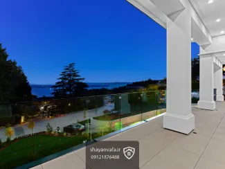 در یکی از بهترین لوکیشن‌های وست ونکوور، ویلایی کم‌نظیر با معماری مدرن و چشم‌اندازی بی‌انتها به اقیانوس آرام ارائه می‌شود. این ملک شمالی، از تمامی طبقات منظره‌ای شگفت‌انگیز، باز و بدون‌مشرف به آب‌های اقیانوس دارد و طراحی آن بر اساس جدیدترین استانداردهای اروپایی انجام شده است.  ویژگی‌های شاخص طبقات و اتاق‌ها طبقه بالا – مجموعه اتاق‌های سوییت‌مانند  تمامی اتاق‌خواب‌ها در طبقه بالا به‌صورت سوییت مستقل طراحی شده‌اند.  هر اتاق دارای حمام اختصاصی و کمد مجزا است.  چهار اتاق خواب در این ملک قرار دارد:  اتاق مستر: بز