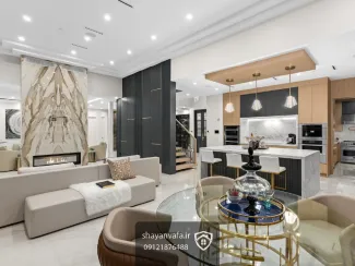 در یکی از بهترین لوکیشن‌های وست ونکوور، ویلایی کم‌نظیر با معماری مدرن و چشم‌اندازی بی‌انتها به اقیانوس آرام ارائه می‌شود. این ملک شمالی، از تمامی طبقات منظره‌ای شگفت‌انگیز، باز و بدون‌مشرف به آب‌های اقیانوس دارد و طراحی آن بر اساس جدیدترین استانداردهای اروپایی انجام شده است.  ویژگی‌های شاخص طبقات و اتاق‌ها طبقه بالا – مجموعه اتاق‌های سوییت‌مانند  تمامی اتاق‌خواب‌ها در طبقه بالا به‌صورت سوییت مستقل طراحی شده‌اند.  هر اتاق دارای حمام اختصاصی و کمد مجزا است.  چهار اتاق خواب در این ملک قرار دارد:  اتاق مستر: بز