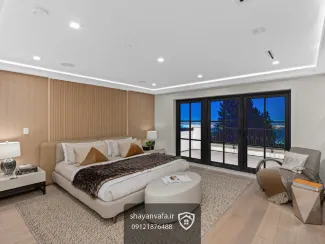 در یکی از بهترین لوکیشن‌های وست ونکوور، ویلایی کم‌نظیر با معماری مدرن و چشم‌اندازی بی‌انتها به اقیانوس آرام ارائه می‌شود. این ملک شمالی، از تمامی طبقات منظره‌ای شگفت‌انگیز، باز و بدون‌مشرف به آب‌های اقیانوس دارد و طراحی آن بر اساس جدیدترین استانداردهای اروپایی انجام شده است.  ویژگی‌های شاخص طبقات و اتاق‌ها طبقه بالا – مجموعه اتاق‌های سوییت‌مانند  تمامی اتاق‌خواب‌ها در طبقه بالا به‌صورت سوییت مستقل طراحی شده‌اند.  هر اتاق دارای حمام اختصاصی و کمد مجزا است.  چهار اتاق خواب در این ملک قرار دارد:  اتاق مستر: بز