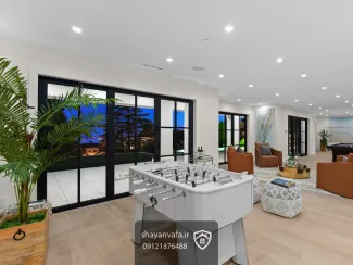 در یکی از بهترین لوکیشن‌های وست ونکوور، ویلایی کم‌نظیر با معماری مدرن و چشم‌اندازی بی‌انتها به اقیانوس آرام ارائه می‌شود. این ملک شمالی، از تمامی طبقات منظره‌ای شگفت‌انگیز، باز و بدون‌مشرف به آب‌های اقیانوس دارد و طراحی آن بر اساس جدیدترین استانداردهای اروپایی انجام شده است.  ویژگی‌های شاخص طبقات و اتاق‌ها طبقه بالا – مجموعه اتاق‌های سوییت‌مانند  تمامی اتاق‌خواب‌ها در طبقه بالا به‌صورت سوییت مستقل طراحی شده‌اند.  هر اتاق دارای حمام اختصاصی و کمد مجزا است.  چهار اتاق خواب در این ملک قرار دارد:  اتاق مستر: بز