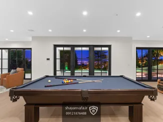 در یکی از بهترین لوکیشن‌های وست ونکوور، ویلایی کم‌نظیر با معماری مدرن و چشم‌اندازی بی‌انتها به اقیانوس آرام ارائه می‌شود. این ملک شمالی، از تمامی طبقات منظره‌ای شگفت‌انگیز، باز و بدون‌مشرف به آب‌های اقیانوس دارد و طراحی آن بر اساس جدیدترین استانداردهای اروپایی انجام شده است.  ویژگی‌های شاخص طبقات و اتاق‌ها طبقه بالا – مجموعه اتاق‌های سوییت‌مانند  تمامی اتاق‌خواب‌ها در طبقه بالا به‌صورت سوییت مستقل طراحی شده‌اند.  هر اتاق دارای حمام اختصاصی و کمد مجزا است.  چهار اتاق خواب در این ملک قرار دارد:  اتاق مستر: بز