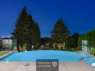 در یکی از بهترین لوکیشن‌های وست ونکوور، ویلایی کم‌نظیر با معماری مدرن و چشم‌اندازی بی‌انتها به اقیانوس آرام ارائه می‌شود. این ملک شمالی، از تمامی طبقات منظره‌ای شگفت‌انگیز، باز و بدون‌مشرف به آب‌های اقیانوس دارد و طراحی آن بر اساس جدیدترین استانداردهای اروپایی انجام شده است.  ویژگی‌های شاخص طبقات و اتاق‌ها طبقه بالا – مجموعه اتاق‌های سوییت‌مانند  تمامی اتاق‌خواب‌ها در طبقه بالا به‌صورت سوییت مستقل طراحی شده‌اند.  هر اتاق دارای حمام اختصاصی و کمد مجزا است.  چهار اتاق خواب در این ملک قرار دارد:  اتاق مستر: بز