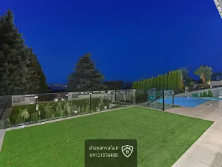 در یکی از بهترین لوکیشن‌های وست ونکوور، ویلایی کم‌نظیر با معماری مدرن و چشم‌اندازی بی‌انتها به اقیانوس آرام ارائه می‌شود. این ملک شمالی، از تمامی طبقات منظره‌ای شگفت‌انگیز، باز و بدون‌مشرف به آب‌های اقیانوس دارد و طراحی آن بر اساس جدیدترین استانداردهای اروپایی انجام شده است.  ویژگی‌های شاخص طبقات و اتاق‌ها طبقه بالا – مجموعه اتاق‌های سوییت‌مانند  تمامی اتاق‌خواب‌ها در طبقه بالا به‌صورت سوییت مستقل طراحی شده‌اند.  هر اتاق دارای حمام اختصاصی و کمد مجزا است.  چهار اتاق خواب در این ملک قرار دارد:  اتاق مستر: بز