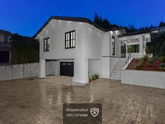 در یکی از بهترین لوکیشن‌های وست ونکوور، ویلایی کم‌نظیر با معماری مدرن و چشم‌اندازی بی‌انتها به اقیانوس آرام ارائه می‌شود. این ملک شمالی، از تمامی طبقات منظره‌ای شگفت‌انگیز، باز و بدون‌مشرف به آب‌های اقیانوس دارد و طراحی آن بر اساس جدیدترین استانداردهای اروپایی انجام شده است.  ویژگی‌های شاخص طبقات و اتاق‌ها طبقه بالا – مجموعه اتاق‌های سوییت‌مانند  تمامی اتاق‌خواب‌ها در طبقه بالا به‌صورت سوییت مستقل طراحی شده‌اند.  هر اتاق دارای حمام اختصاصی و کمد مجزا است.  چهار اتاق خواب در این ملک قرار دارد:  اتاق مستر: بز