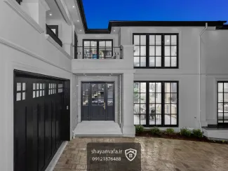 در یکی از بهترین لوکیشن‌های وست ونکوور، ویلایی کم‌نظیر با معماری مدرن و چشم‌اندازی بی‌انتها به اقیانوس آرام ارائه می‌شود. این ملک شمالی، از تمامی طبقات منظره‌ای شگفت‌انگیز، باز و بدون‌مشرف به آب‌های اقیانوس دارد و طراحی آن بر اساس جدیدترین استانداردهای اروپایی انجام شده است.  ویژگی‌های شاخص طبقات و اتاق‌ها طبقه بالا – مجموعه اتاق‌های سوییت‌مانند  تمامی اتاق‌خواب‌ها در طبقه بالا به‌صورت سوییت مستقل طراحی شده‌اند.  هر اتاق دارای حمام اختصاصی و کمد مجزا است.  چهار اتاق خواب در این ملک قرار دارد:  اتاق مستر: بز